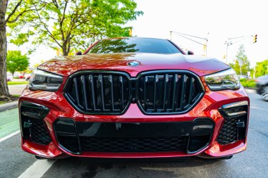 New York, ABD - 10 Mayıs 2020 BMW X6 M yarışma SUV kırmızı renk, düşük görüş.