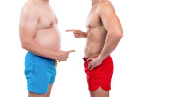 Zayıflamadan önce beyaza izole edilmiş, kopyalama alanı ile karşılaştır. Stüdyoda erkekleri incelttikten sonra obezite başladı. Zayıfladıktan sonra obeziteden önce erkeklerin görüşü kesiliyordu. obeziteden önceki fotoğraf