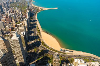 Şehir manzarası silüeti. Metropolis 'teki mimari bina. Deniz kenarı şehrinin gökdelen mimarisi. Metropolitan şehir manzarası. Şehir merkezindeki hava manzarası. Gökdelen hava görüntüsü. bakış açısı.