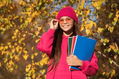 Sonbaharda liseli kız ders çalışıyor. Modern okulda eğitim. Sonbahar stili, okula giden genç bir kız. Bilgi ve eğitim. Eylül 'ün 1' inde, Eylül 'de sonbahar doğası. Bilgi güçtür..