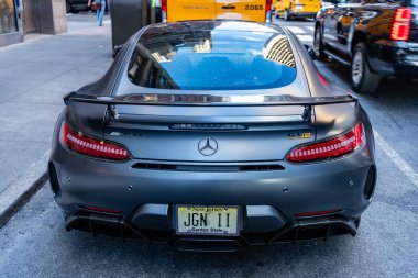 New York City, ABD - 09 Ağustos 2023: Mercedes Benz AMG GT 2018 spor araba, arka görüş.