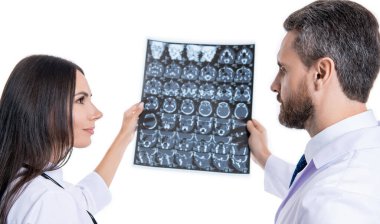 Doktor X-ray 'i beyazda izole etti. Doktor nörolog, röntgen taraması. Klinikteki doktor röntgen film sağlık hizmetlerine bakıyor, Roentgen. Tıbbi önlüklü doktor röntgen beynini radyografik olarak tutuyor..