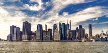 Şehir manzarası silüeti. New York şehri. New York şehir mimarisi. Şehir merkezindeki modern gökdelen binası. Manhattan 'ın gökdeleni. Manhattan 'ın gökdelenli dramatik gökyüzü.