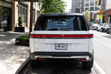 New York, ABD - 06 Ağustos 2023: Rivian R1S SUV beyaz elektrikli araba arka görüşü, park edilmiş.