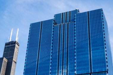 İş yerindeki ofis binası. Gökdelen mimarisi. Camsı yüzlü bir gökdelen. Çok katlı modern cam bina. Metropolis City 'de bir gökdelen. Şehir merkezinde gökdelenli.