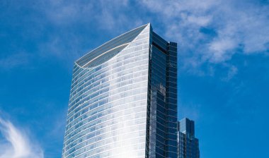 Modern cam bina. Metropolis City 'de bir gökdelen. Şehir merkezinde gökdelenli bir şehir. İş yerindeki ofis binası. Gökdelen mimarisi. Gökdelenler gökdelenler.