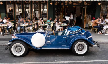 New York City, ABD - 30 Haziran 2023: Excalibur Serisi III phaeton sürücü tarafı park edildi.
