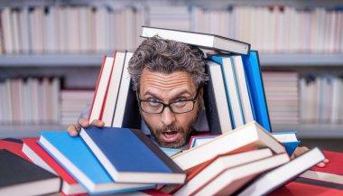 Okulda edebiyat öğretmeni ve kitap. Bilgi günü. Okul sınavına hazırlan. Çok çalışmaktan yorgun düşmüş milenyum öğrencisi kitap okuyor. Kitapçıda ya da okul kütüphanesinde kitap okuyan çok çalışan bir erkek öğrenci..