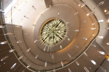 Aydınlatma ya da aydınlatma dekorasyonu. Modern lüks avize. Modern tarz aydınlatma armatürü. Tavandan sarkan lamba. Tavan lambası. Sanat avizesi. Genel iç tasarım. Dekoratif avize.