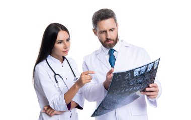 Tıp doktoru MR 'ı beyaza izole etti. Doktor beyin taramasında hasar ya da hastalık var mı diye bakıyor. Sağlık ve ilaç. Tıp konsepti. Doktor, nükleer ilaçların röntgenini çekin. Sağlık hizmeti sağlayıcısı.