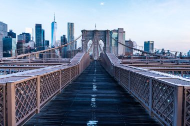 Manhattan 'a giden yol. New York 'un şehir mimarisi. Amerika 'da Brooklyn Köprüsü. Brooklyn dönüm noktası. şehir köprüsü mimarisi. New York 'taki Brooklyn Köprüsü. Brooklyn kültürü.