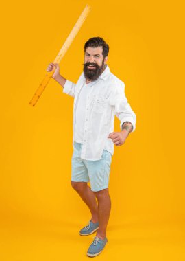 Kızgın adam okulun hükümdarını sarıda izole etti. Stüdyoda okul yöneticisi var. Arka planda okulun yöneticisi var. Man Hold okul hükümdarının fotoğrafı..