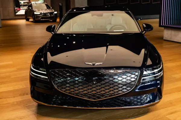 ニューヨーク アメリカ 2023 ジェネシスG80ヒュンダイ電気黒い車のフロントビューが展示ホールに駐車 — ストック写真