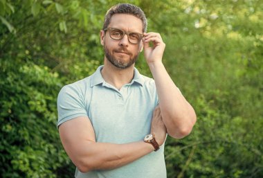 Kafkasyalı bir adam görüş için gözlük takıyor. Gözlüklü adamın fotoğrafı. Gözlüklü adam. Gözlüklü adam dışarı bak..