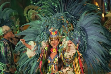 Parintins, Brezilya - 06 Aralık 2015: Festivalsel samba Brezilyalı karnaval dansçıları.