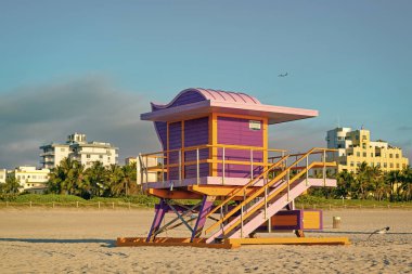 Miami Plajı 'nda pembe cankurtaran. Miami sahilinde cankurtaran. Yazın Miami sahilinde cankurtaran. Miami plaj tatilinde cankurtaran..