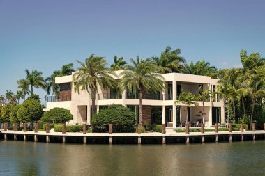 Yaz tatilini rahatlatmak için güzel bir villa. Yaz tatilinde özel limanı olan modern bir villa. Villada yaz tatili için rüya gibi bir yer. Lüks villa yaz tatili için mükemmel..