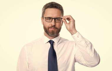 Adam beyaz üzerine izole edilmiş göz giysisine bakıyor. Stüdyoda gözlüklerin içine bak. Dostum, arka plandaki göz takılarına bak. Gözlüklü bir adamın fotoğrafı..