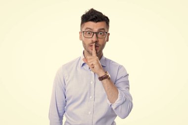 Sessiz adam sır olarak saklar, gözlük takar. Sessiz adamın fotoğrafı gizli tutulur. Sessiz adam, beyaz arka planda sessizliğini koruyor. Sessiz adam, sessiz ol ve sessiz ol..