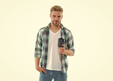 Beyaz kahve ile yalıtılmış Kafkasyalı bin yıllık bir adam. Arka planda kahve olan beyaz bir adam. Stüdyoda kahve içen beyaz bir adam. Kafkasyalı bir adamın kahveli fotoğrafı..