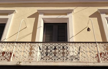 Balkon parmaklıkları ev cephesi. Balkon parmaklıkları dışarıda. Balkon parmaklıklarının fotoğrafı. Balkon korkulukları evde..