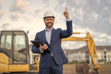 Alandaki fikir danışmanı denetim projesinden esinlendim. Denetmen dışarıdaki iş projesini kontrol ediyor. İş projesini yürüten şefin fotoğrafı. İş projesinde yönetici.