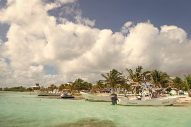 Costa Maya, Meksika - 1 Şubat 2016: Yaz aylarında sahil sahilinde seyahat teknesi.