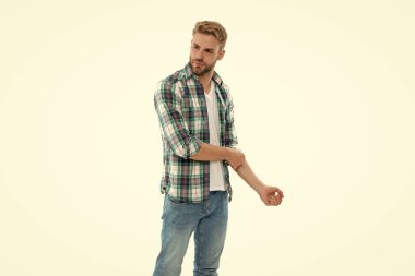 Kareli gömlek giyen sıradan bir adamın görüntüsü. Sıradan bir adam beyazda izole edilmiş. Arka planda sıradan bir adam. Stüdyoda sıradan bir adam.