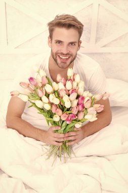 Mart lalesi desenli romantik bir adam resmi. Mart laleli romantik bir adam. Mart laleleri açan romantik adam. 8 Mart için laleli romantik bir adam.