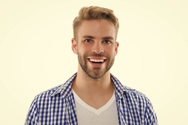 Arka plandaki neşeli genç adam. Stüdyodaki genç adam. Kareli gömlek giyen genç adamın fotoğrafı. Genç adam beyaz üzerine izole.