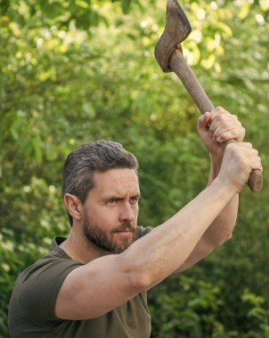 Baltayla vurulmuş bir adam. Dışarıdaki adam baltayla vurulmuş. Balta ile vurulan adamın fotoğrafı. Adam baltayla vurulmuş..