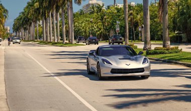 Miami, Florida ABD - 25 Mart 2023: Beyaz Chevrolet Corvette C7 Z06 Z07 Style 2 Style Karbon Fiber Ön tampon Alt Dudak Kırıcı, ön görüş.