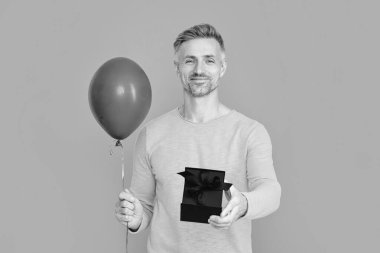 Hediyeyle birlikte mutlu bir adamın fotoğrafı. Şu anda alışveriş yapan adam mavi yolda yalnız. Stüdyoda alışveriş yapan adam. Arkadan alışveriş yapan adam..