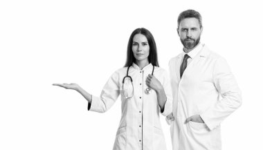 Terapist doktor ve hemşire ürünleri stüdyoda sunuyor. Terapist doktor ve hemşirenin fotoğrafı beyaz önlük giyiyor. Doktor terapist ve steteskoplu hemşire. Doktor ve hemşire beyazlar içinde..