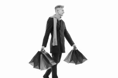 Alış veriş yapan adam gülümsüyor. Alış veriş yapan adamın fotoğrafı. Alış veriş yapan adam beyazdan izole edilmiş. Stüdyoda alışveriş yapan adam..