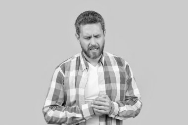 Acıyor. Beyaz adamın elinde sarı arka planda izole edilmiş bir ağrı var. Stüdyoda elinde ağrısı olan bir adam. Acı veren erkek eli hissi. Adamın ağrısı var..