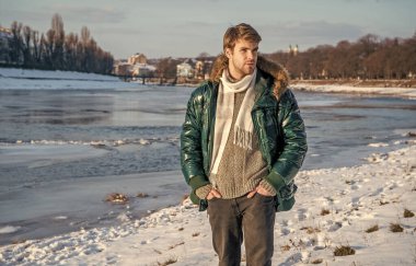 Tatillerde kışlık ceketli bir adam. Adam kışlık ceket giyiyor. Açık havada kışlık ceketli bir adam. Kışlık ceketli şık bir adam..