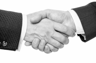 El sıkışan iş adamları ortaklığına yakın çekim. İş adamları ortaklarla tokalaşır. İki iş adamı ortaklık yapıyor. İş ortaklarının el sıkışması beyaz arka planda izole edildi.