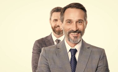 Takım elbiseli, seçici odaklı beyaz iş adamı. Yetişkin bir iş adamı beyaz arka planda izole edilmiş. Stüdyoda takım elbiseli bir iş adamı. Profesyonel iş adamının fotoğrafı.