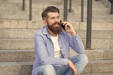 İyi ki dışarıda akıllı telefonlar var. Adamın dışarıda akıllı telefon görüşmesi var. Adamın sokakta akıllı telefonları var. Fotoğrafta akıllı telefon var..