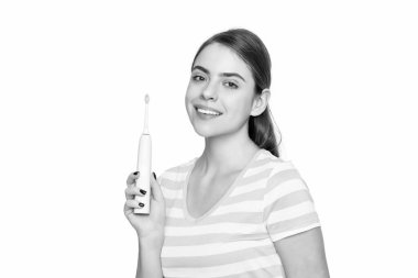 Elektrikli diş fırçası olan mutlu kız beyaz arka planda izole edilmiş..