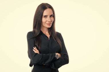 Neşeli kadın CEO beyaz arka planda izole edilmiş. Stüdyodaki beyaz kadın CEO. Profesyonel kadın CEO siyah giyiyor..