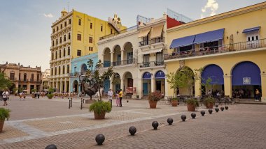 Havana, Küba - 02 Mayıs 2019: Eski Havana 'da renkli binalar bulunan hedef meydan.