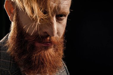 Stüdyoda sakallı bir adam, kopyalama alanı. Sakallı sakallı bir adam. Arka planda sakallı adamın yakın plan fotoğrafı. Sakallı, siyah sakallı adam..