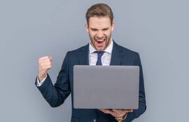 Uzaktan kumandalı çalışıyor. İş blogu başarısı. İşadamı beyazdan izole edilmiş. Çevrimiçi çalışan serbest çalışan biri. Adamın online blogu var. Ofis koltuğunda dizüstü bilgisayarı olan takım elbiseli bir iş adamı. başarılı anlaşma.