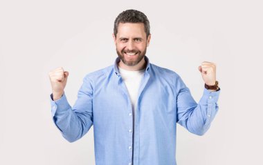 Stüdyoda evet hareketiyle kazanan kazanır. Kazanan adamın fotoğrafı evet hareketiyle kazanır. Kazanan adam evet jesti giyerek kazanır. Kazanan adam kazanır. Gri renkli jest yapar.