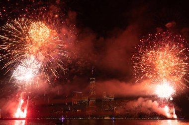 New York Manhattan havai fişekleri arifesinde. Manhattan 'da havai fişekler. New York 4 Temmuz Havai fişekleri. Flashing Fireworks ile New York City Skyline Manhattan. Bağımsızlık Günü