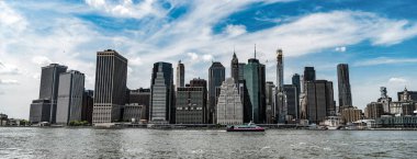 Şehir manzarası silüeti. New York şehri. New York şehir mimarisi. Şehir merkezindeki modern gökdelen binası. Manhattan 'ın gökdeleni. Manhattan 'ın gökdelen silueti. Manzara Görünümü.