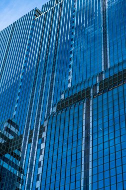 İş yerindeki ofis binası. Gökdelen mimarisi. Camsı yüzlü bir gökdelen. Modern cam bina. Metropolis City 'de bir gökdelen. Şehir merkezinde gökdelenli.