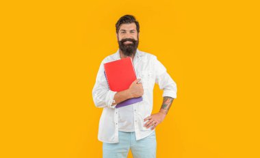 Pozitif milenyum adamı ve planlayıcısının fotoğrafı. Milenyum adamı planlayıcısı sarı renkte izole edilmiş. Stüdyoda planlayıcısı olan bin yıllık bir adam. Arkaplanda planlayıcısı olan bin yıllık bir adam.